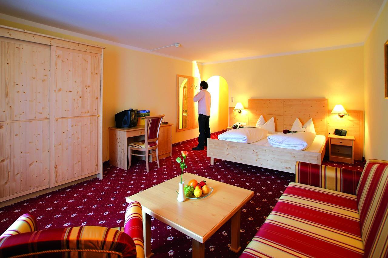 Hotel Goldenes Kreuz Tannheim Exterior photo